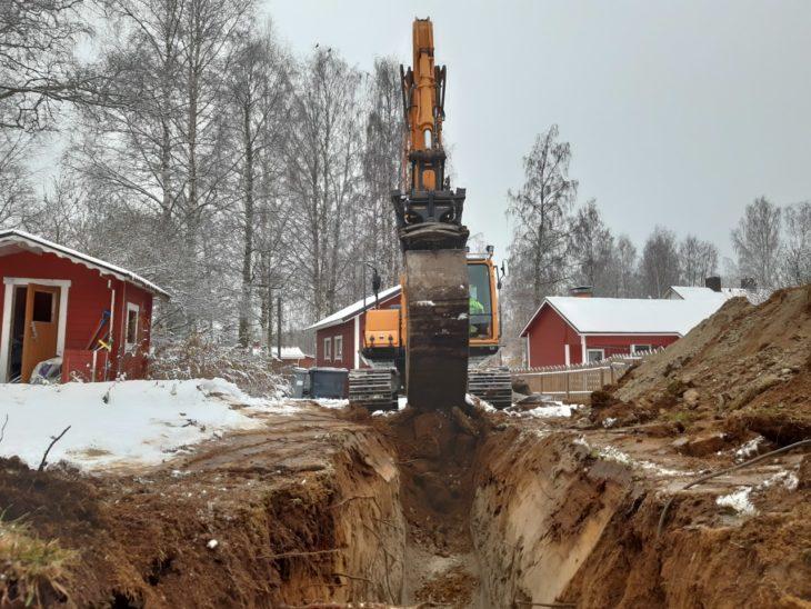 Kuvassa kaivinkone kaivaa uraa vesijohdolle