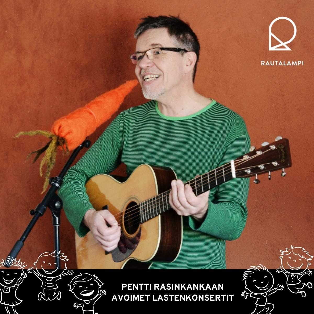 Pentti Rasinkangas konsertti Rautalammilla, muusikko kitara kädessä laulamassa